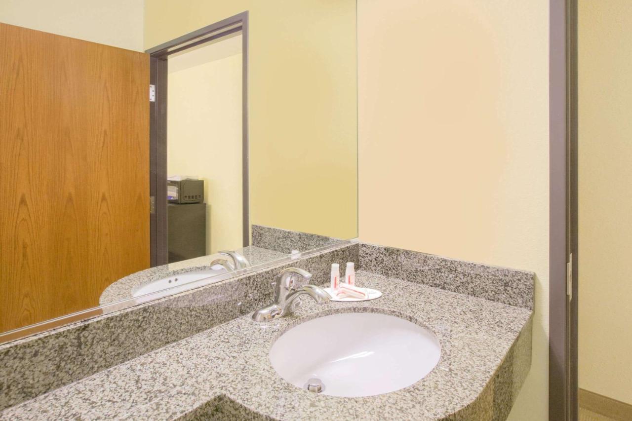 Microtel Inn & Suites By Wyndham Delphos Экстерьер фото